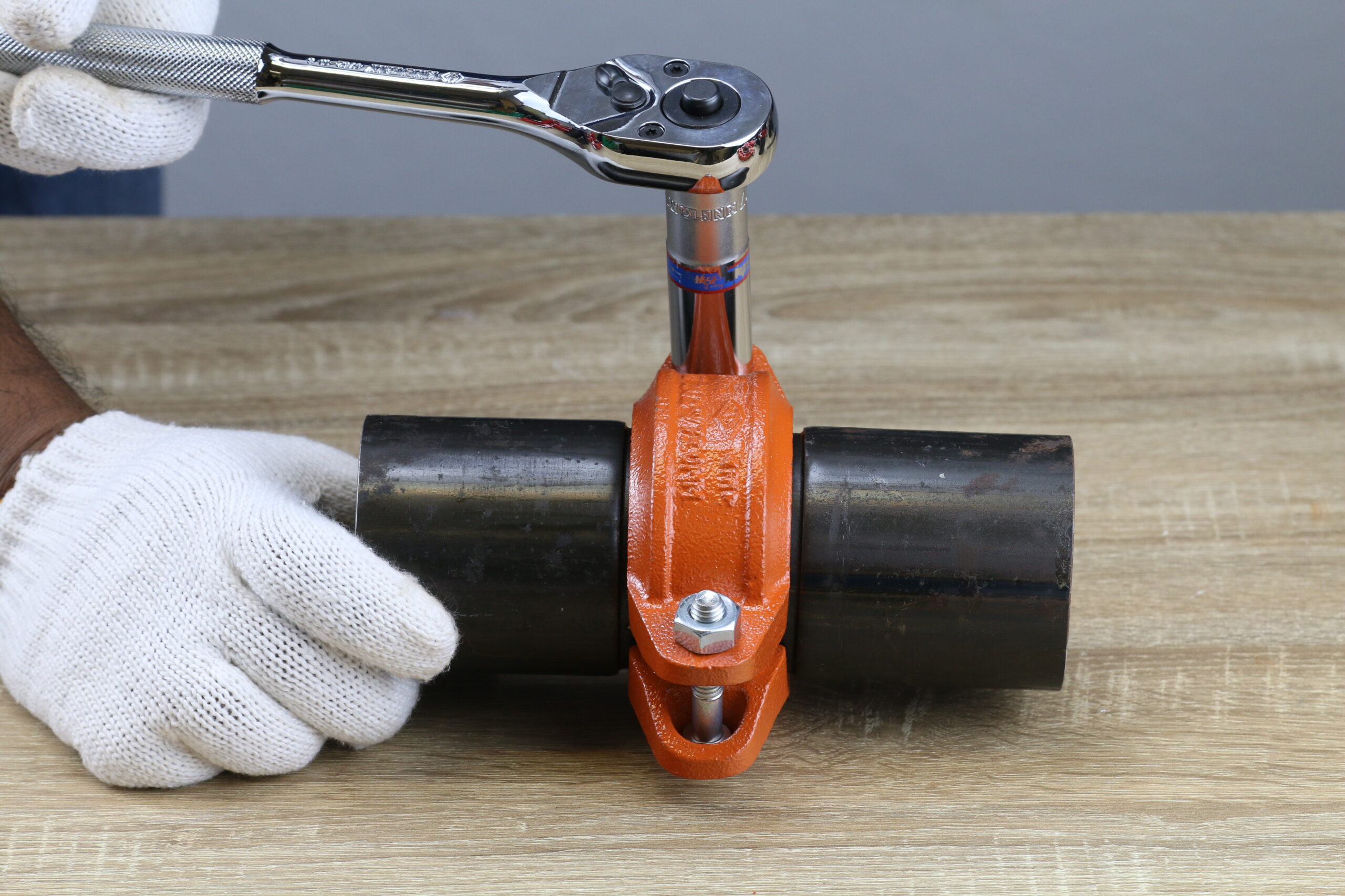 การขันนอต (Nuts and Bolts) สลับซ้าย-ขวา ไปเรื่อยๆ ให้เท่ากันอย่างสมดุล ตามตารางค่าการขันทอร์ค (Torque)