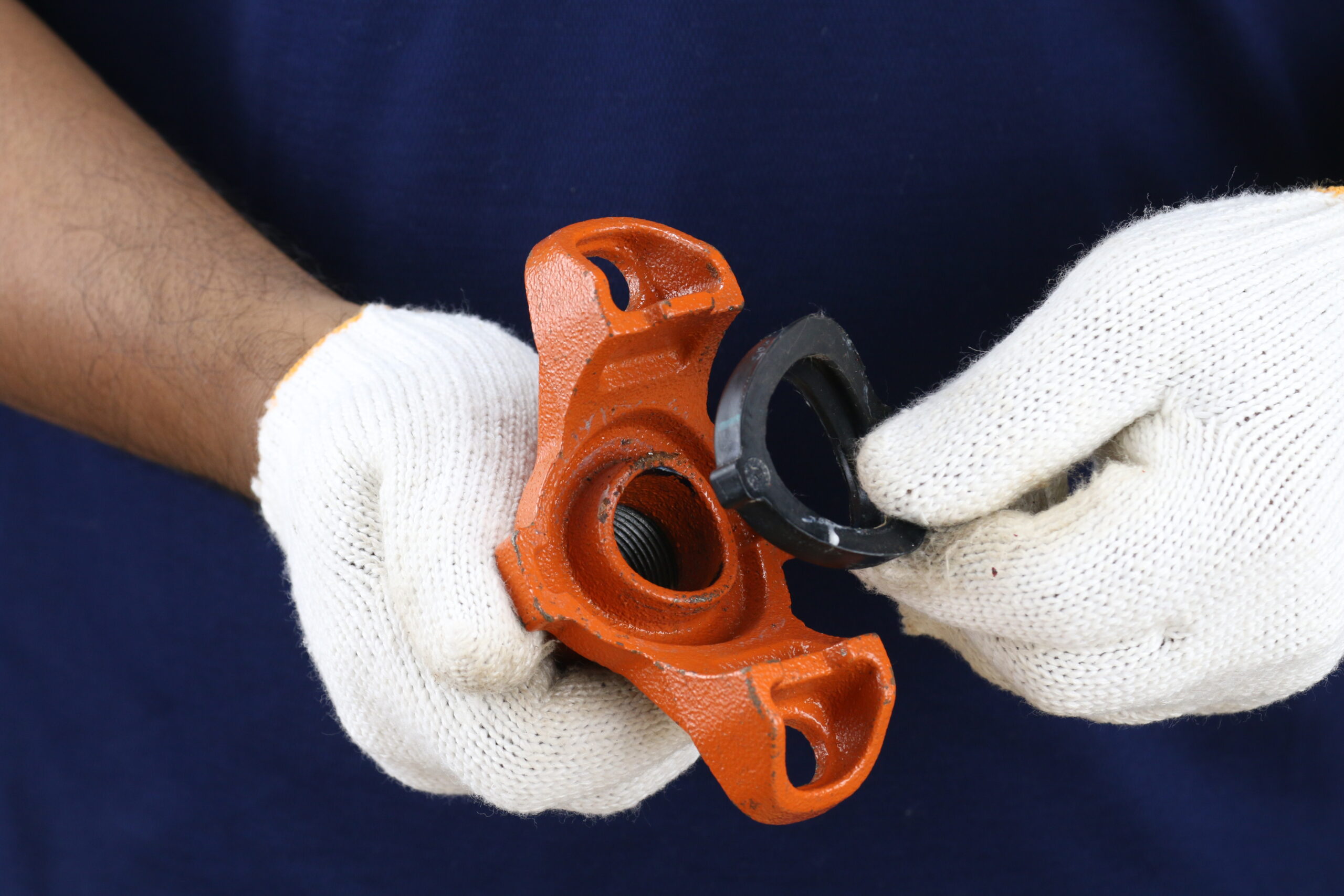 สวมใส่ปะเก็นยาง (Gasket) เข้าเบ้าตามรูปทรงตัวเรือนรัดแยกสามทาง/ สี่ทาง (Housing Mechanical Tee/ Cross)